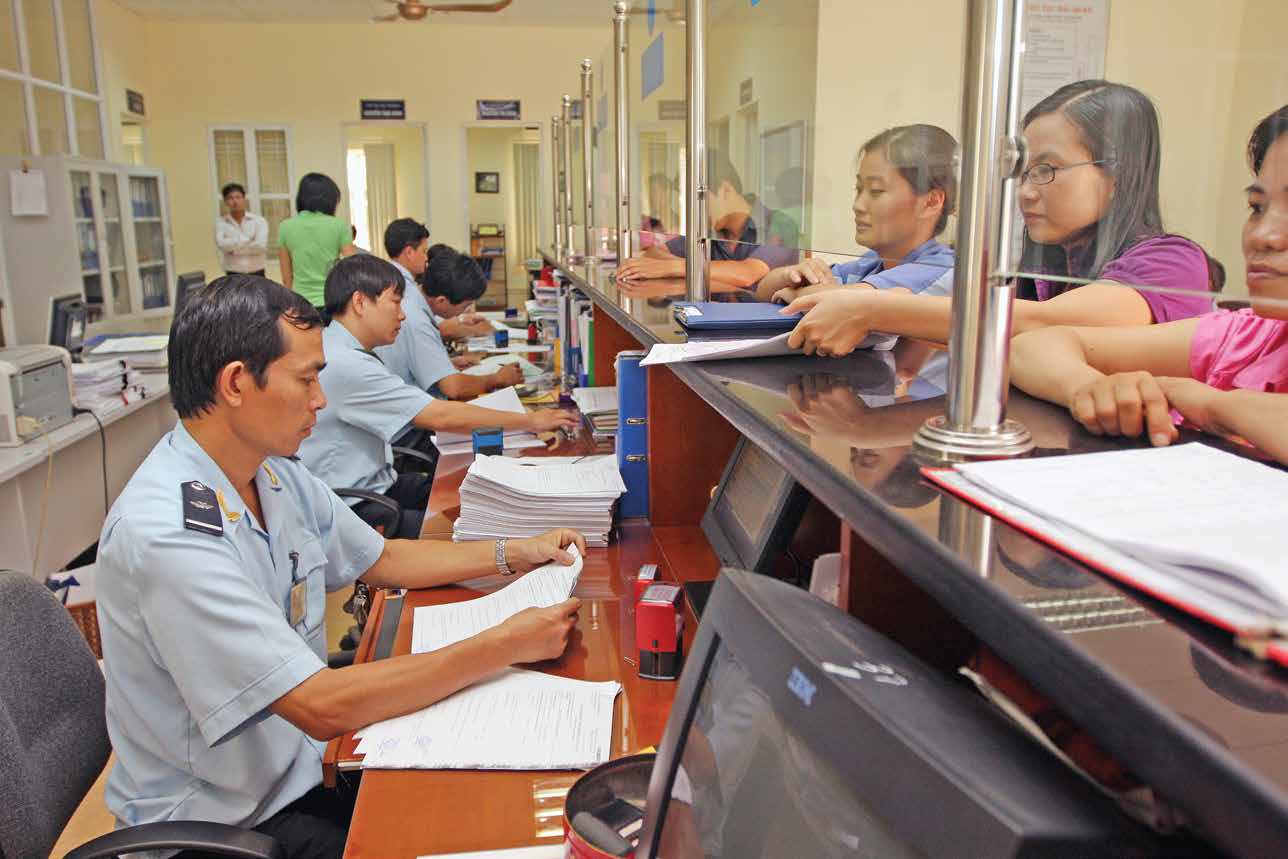Thực hiện thủ tục thông quan hàng hóa